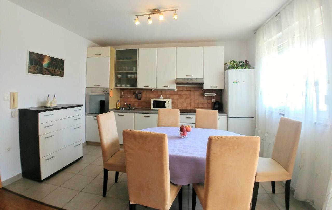Family Style Apartment Pula Extérieur photo